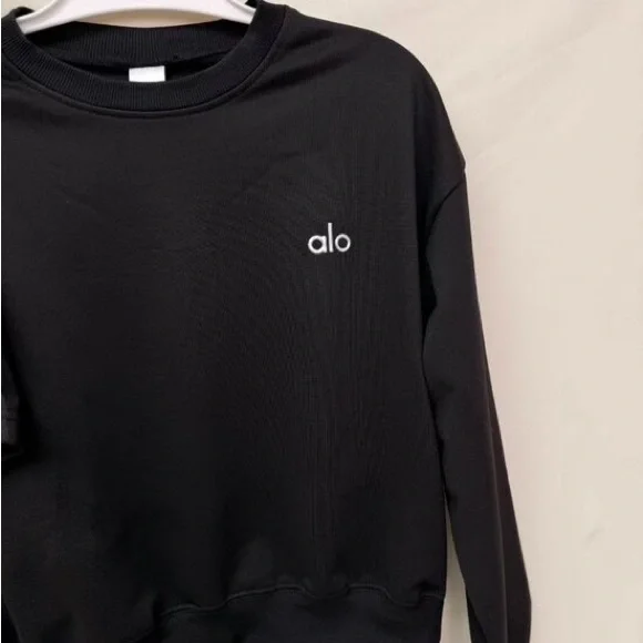 Alo Yoga Black Cropped Crew Neck Sweatshirt + High-Waisted Shorts Two-Piece Set - Picture 7 of 8